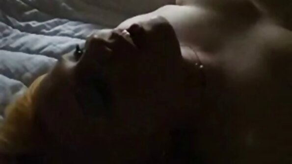 Erstaunlicher August Ames reife frauen sex filme wird von einem Typen auf der Toilette gefickt