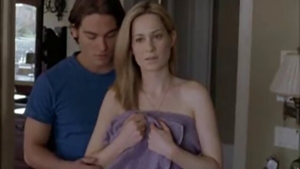 Die wunderschöne reife frauen pornofilm Hure Lana weckt ihren Mann, indem sie ihn lutscht